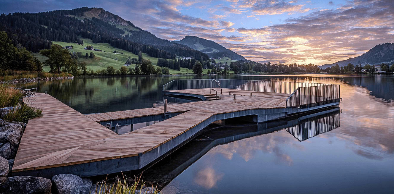 Gästesteg der aus Stahl mit edlem Holzfußboden auf See hinaus gebaut ist
