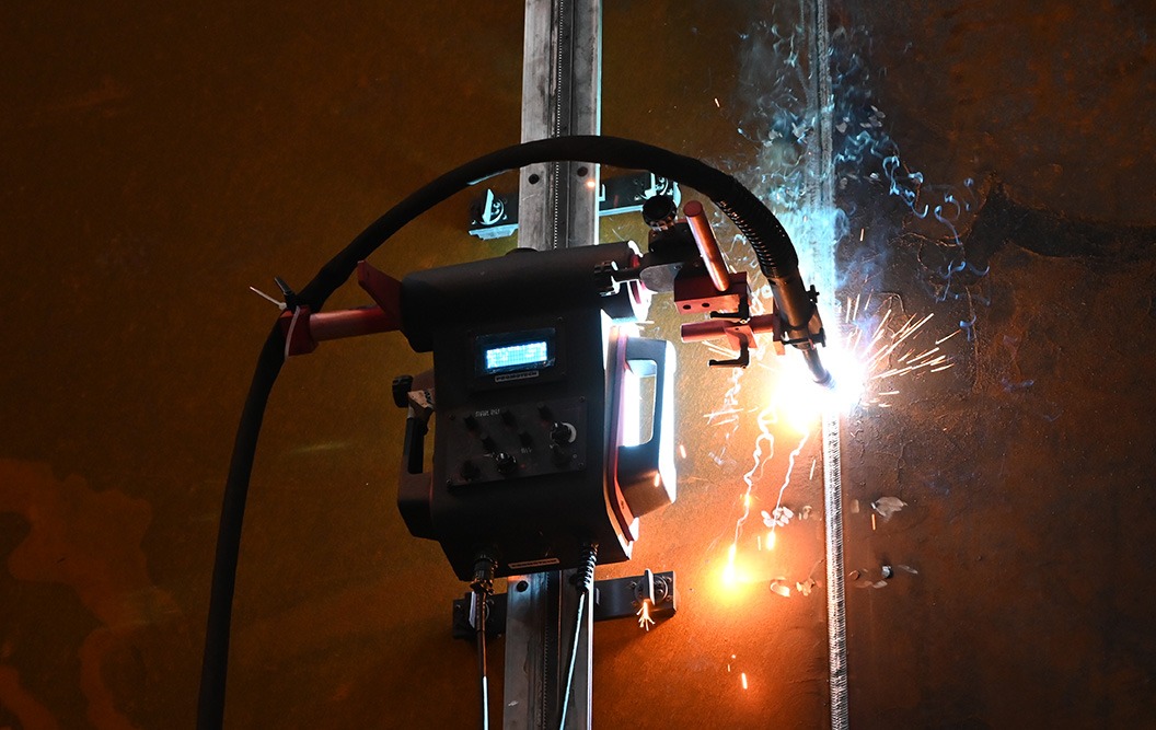 Schweißroboter vor Ort in senkrechtem Einsatz